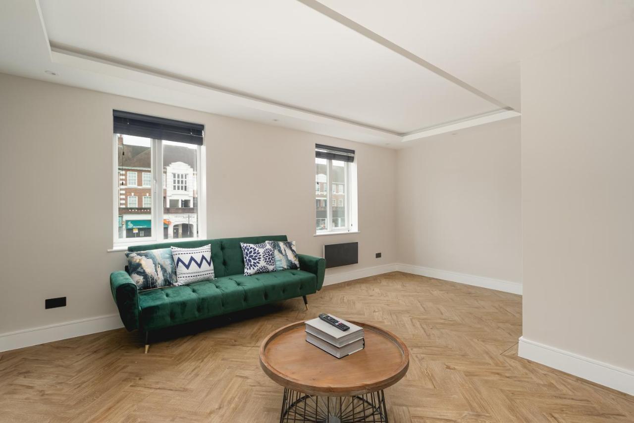 Apartamento Skyvillion - Cozy Large 4 & 1 Bed In Enfield, Mins To Tube Station, Free Wi-fi *