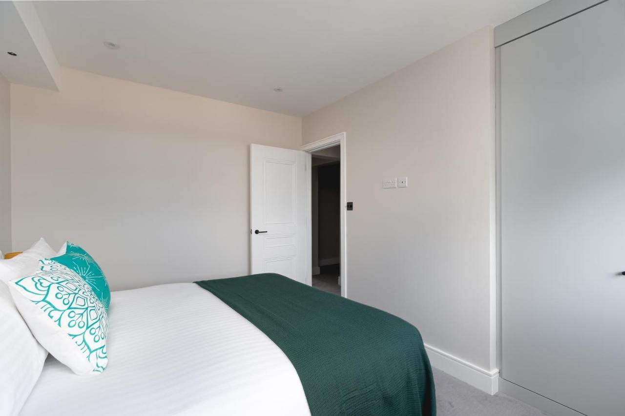 Apartamento Skyvillion - Cozy Large 4 & 1 Bed In Enfield, Mins To Tube Station, Free Wi-fi