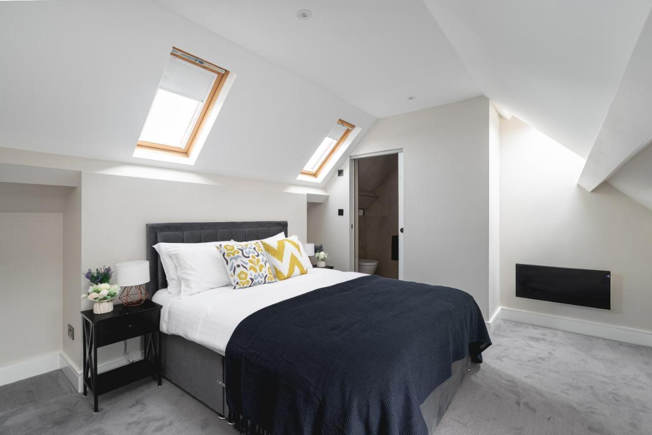 Apartamento Skyvillion - Cozy Large 4 & 1 Bed In Enfield, Mins To Tube Station, Free Wi-fi *