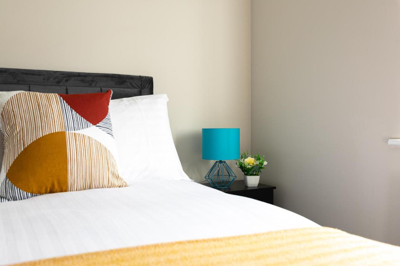 Apartamento Skyvillion - Cozy Large 4 & 1 Bed In Enfield, Mins To Tube Station, Free Wi-fi Londres