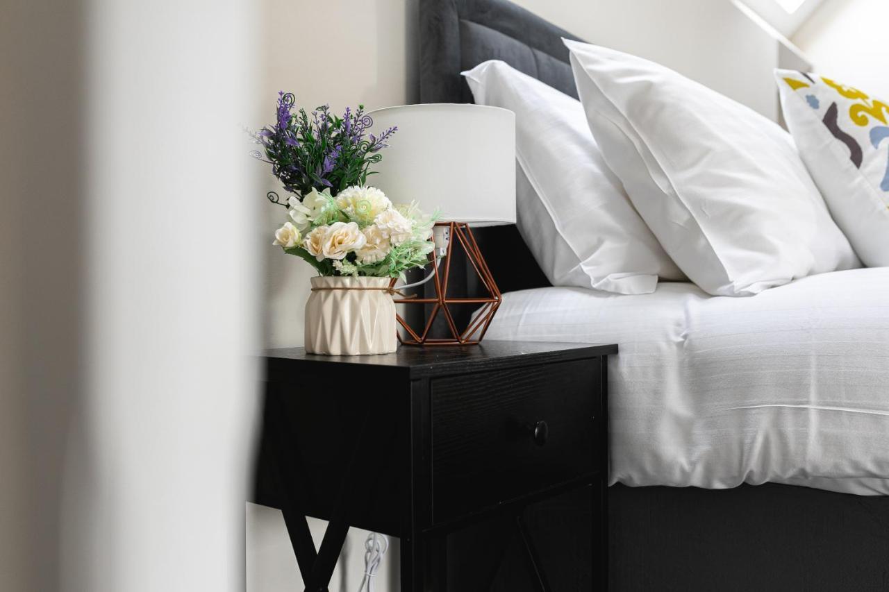 Apartamento Skyvillion - Cozy Large 4 & 1 Bed In Enfield, Mins To Tube Station, Free Wi-fi