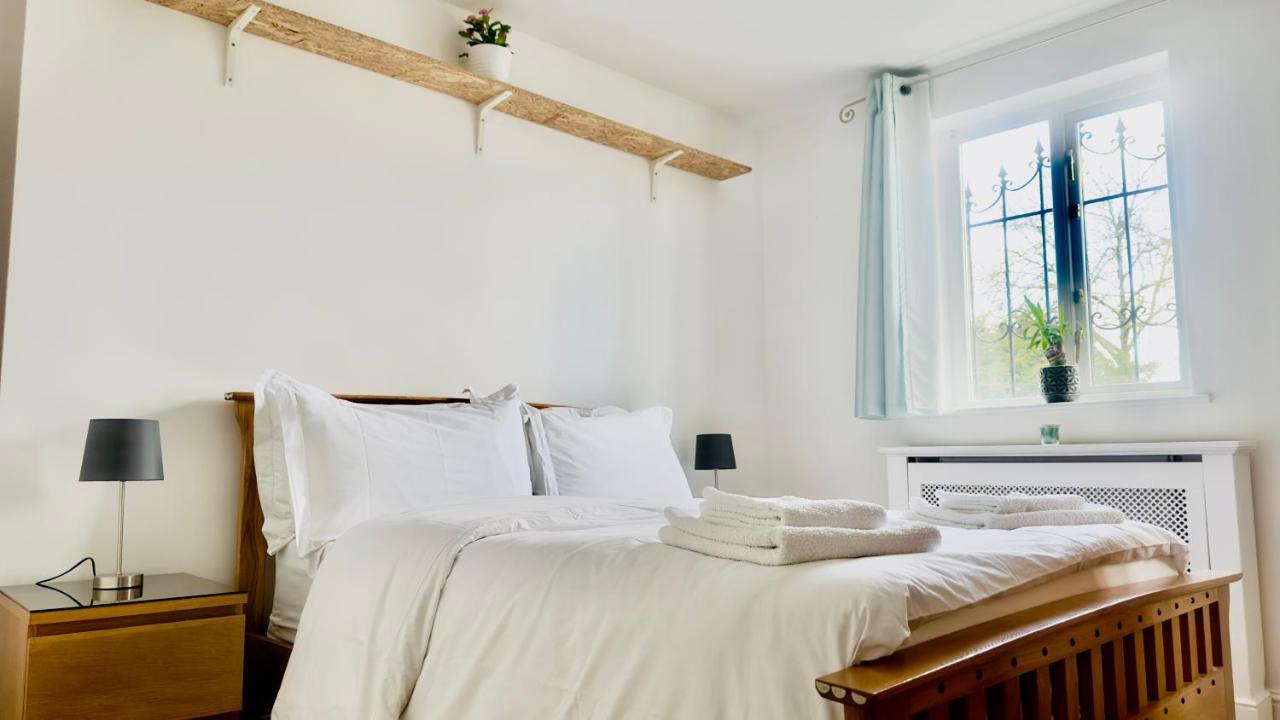 Amazing Location - Of London- 2 Bedroom Stunning Canal View House With Private Garden,parking & Balcony Apartment London