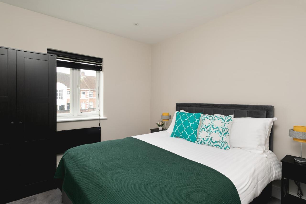 Apartamento Skyvillion - Cozy Large 4 & 1 Bed In Enfield, Mins To Tube Station, Free Wi-fi *