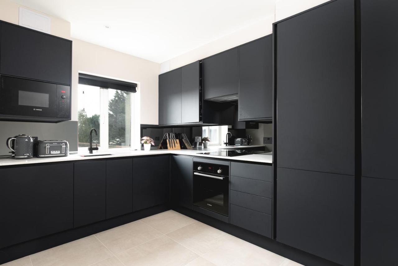 Skyvillion - Cozy Large 4 & 1 Bed In Enfield, Mins To Tube Station, Free Wi-fi Apartamento Londres