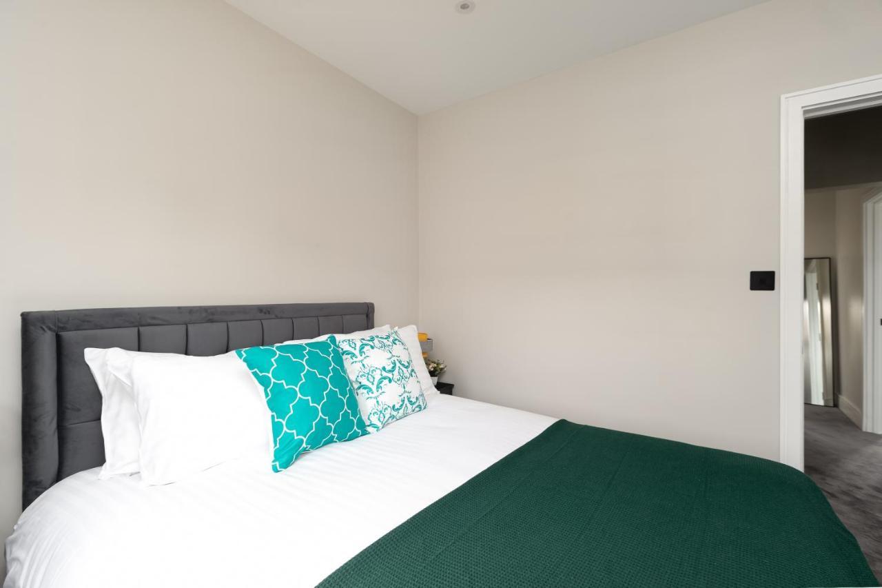 Apartamento Skyvillion - Cozy Large 4 & 1 Bed In Enfield, Mins To Tube Station, Free Wi-fi Londres