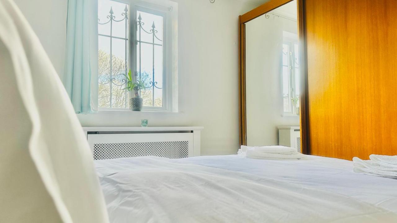 Amazing Location - Of London- 2 Bedroom Stunning Canal View House With Private Garden,parking & Balcony Leilighet