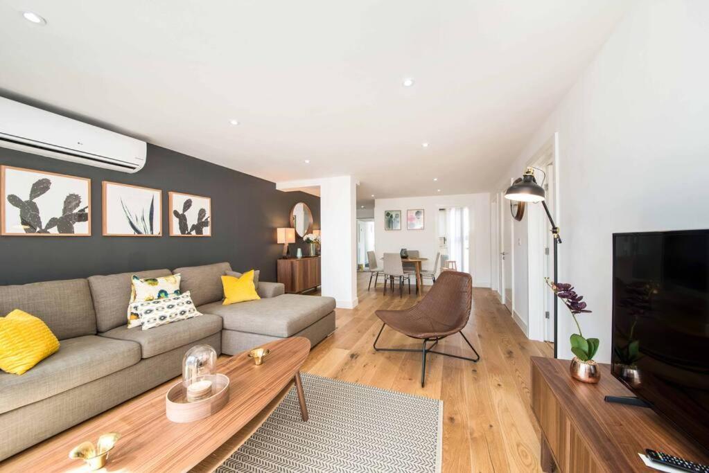 7 Borough - Spacious 2-bed, 2-bath In Prime Location Londen