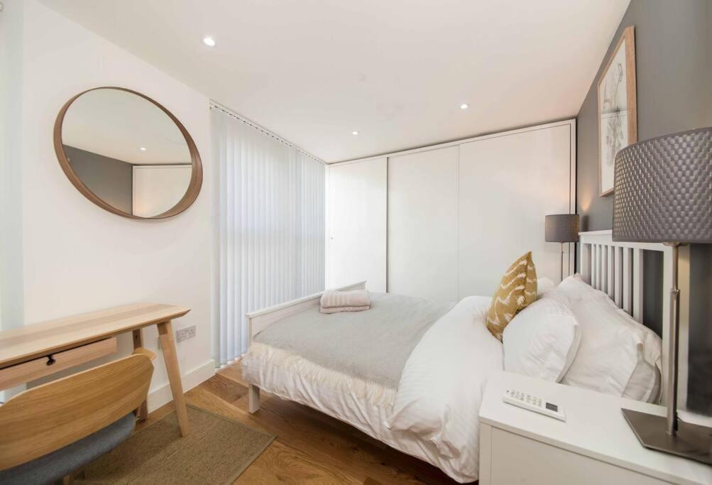 7 Borough - Spacious 2-bed, 2-bath In Prime Location Appartement Londen