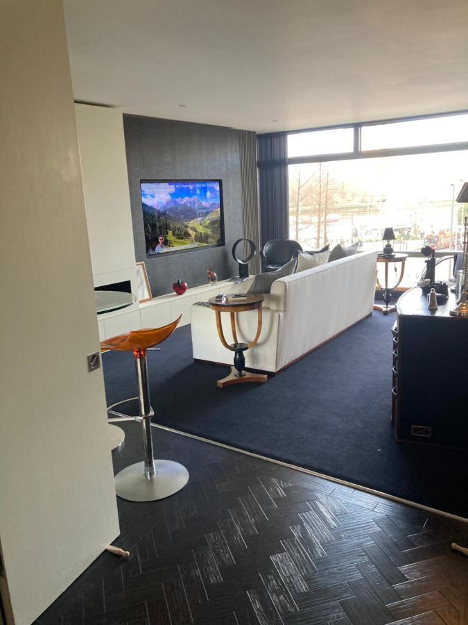Luxury Designer River View Of Parliament Westminster Big Ben. Apartment