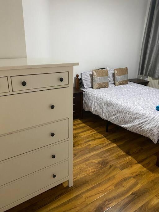 Apartment Ground Floor One Bedroom Bayswater Central *