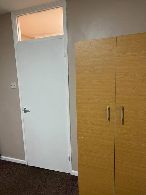 016- 1 Bedroom Church Street F31 *