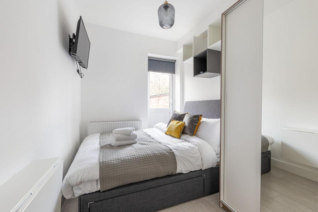 Apartment Functional Double With An Ensuite Toilet And Shower Near Tube And Bus Stations London