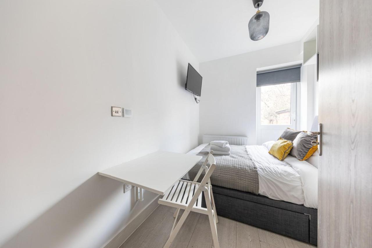 Apartment Functional Double With An Ensuite Toilet And Shower Near Tube And Bus Stations *