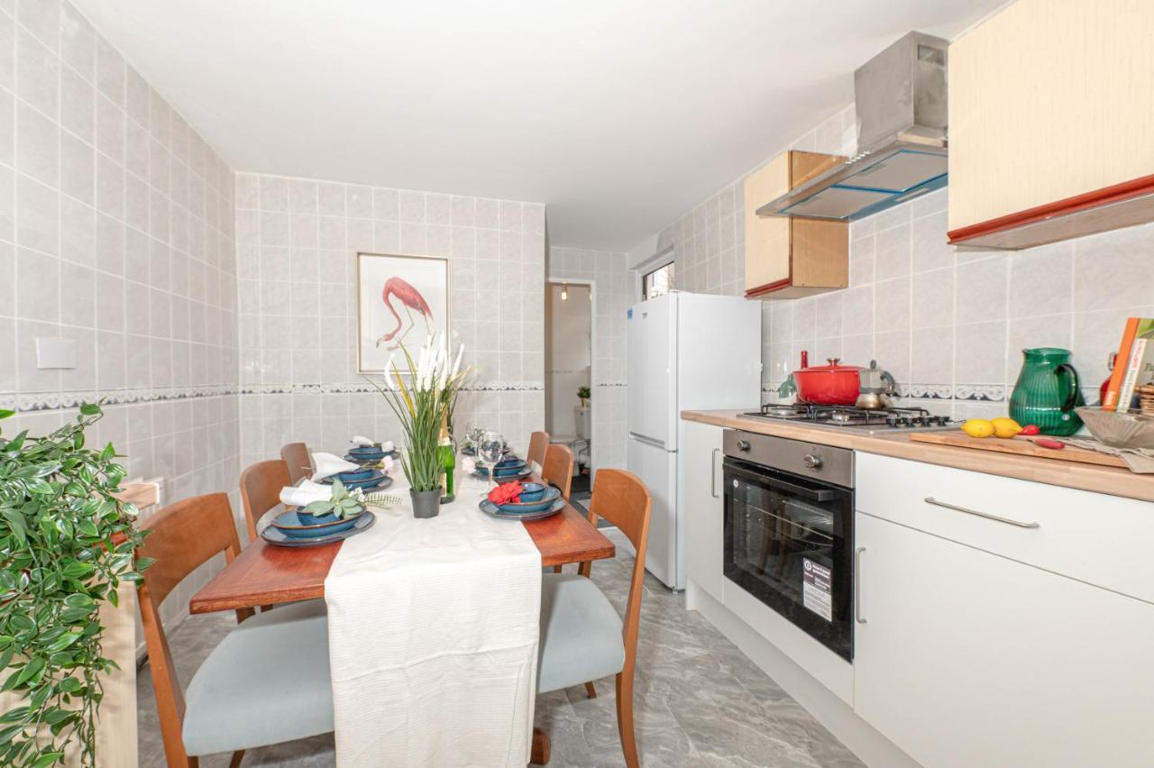 Ferienhaus Xtra Large 4 Bedroom House, Near Excel, And 5 Walk To Train Station *