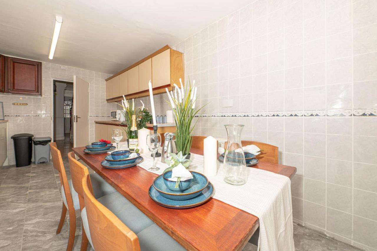 Ferienhaus Xtra Large 4 Bedroom House, Near Excel, And 5 Walk To Train Station