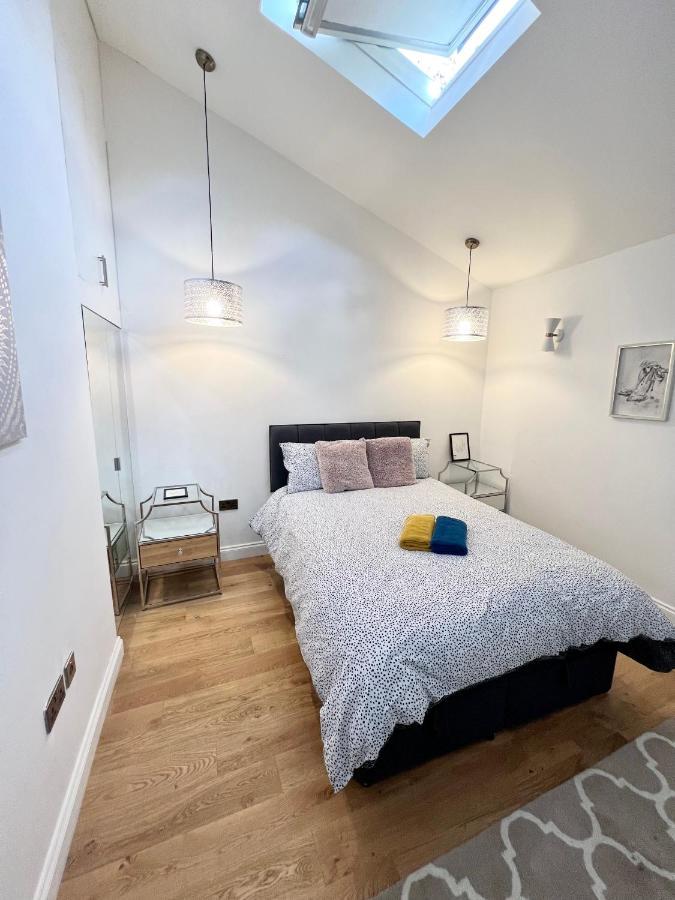 3 Cosy Homes Walking Distance To Mall With Parking Available To Book Separately 3 Bed House Or 1 Bed Or Сasa de vacaciones *
