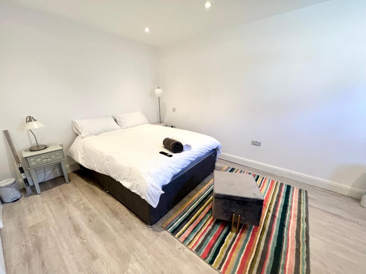 3 Cosy Homes Walking Distance To Mall With Parking Available To Book Separately 3 Bed House Or 1 Bed Or