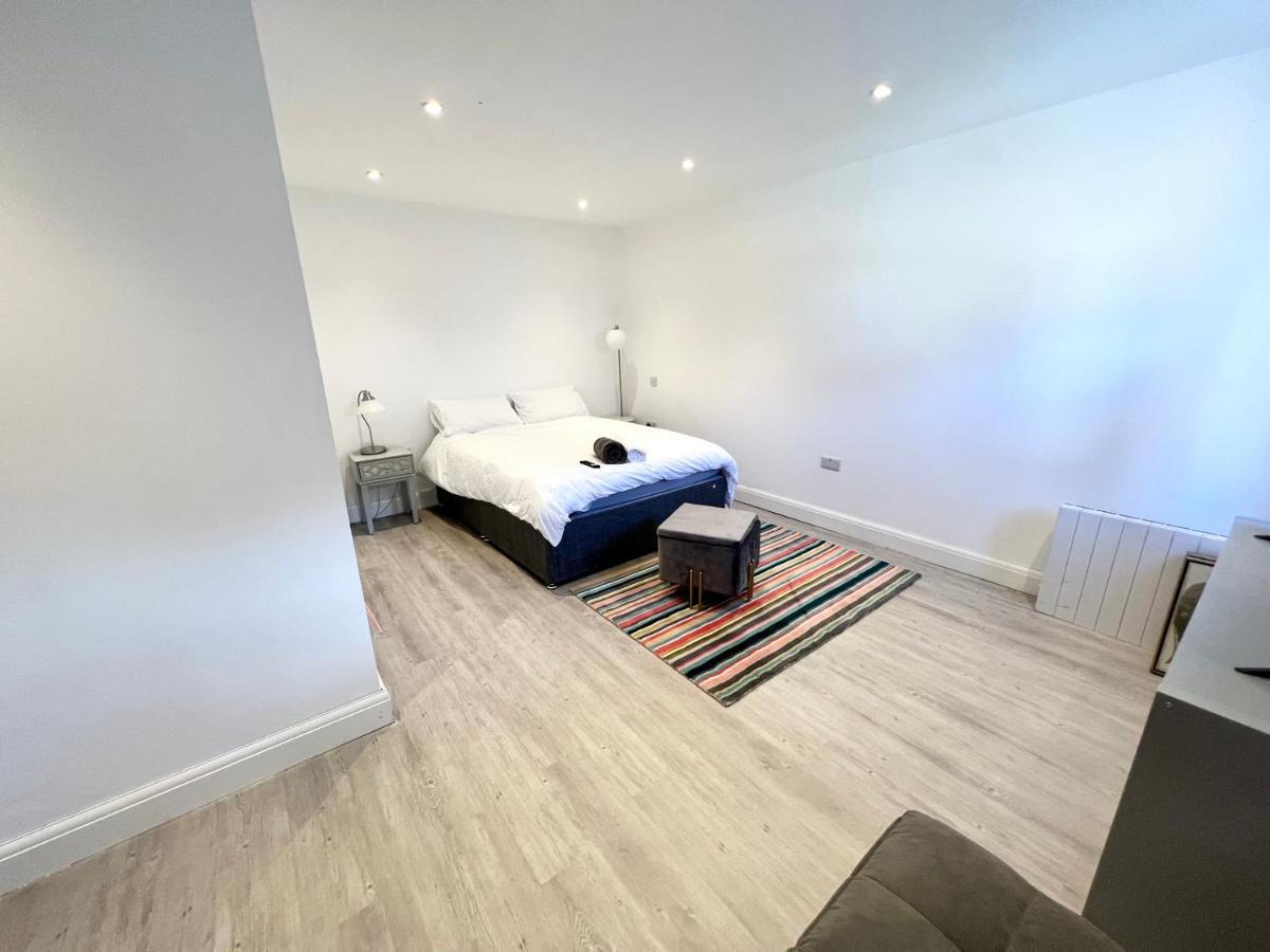 3 Cosy Homes Walking Distance To Mall With Parking Available To Book Separately 3 Bed House Or 1 Bed Or Ferienhaus
