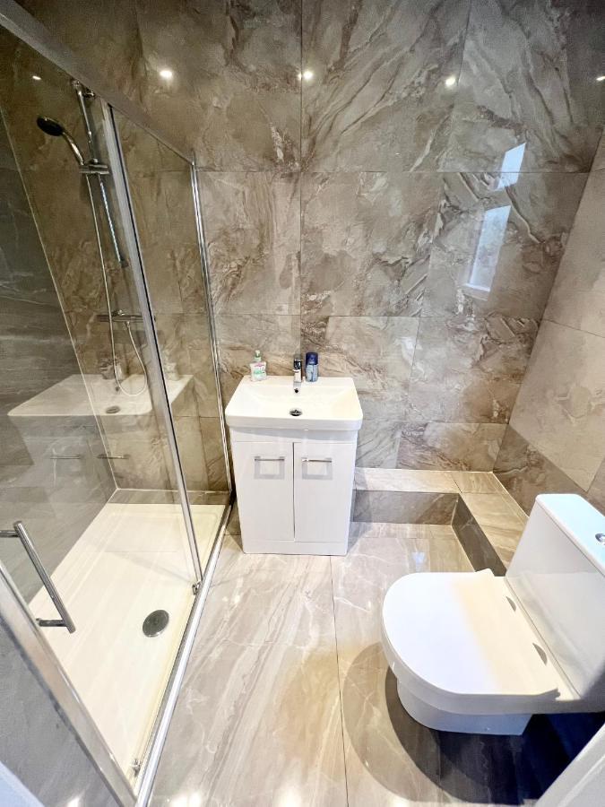 3 Cosy Homes Walking Distance To Mall With Parking Available To Book Separately 3 Bed House Or 1 Bed Or Сasa de vacaciones *