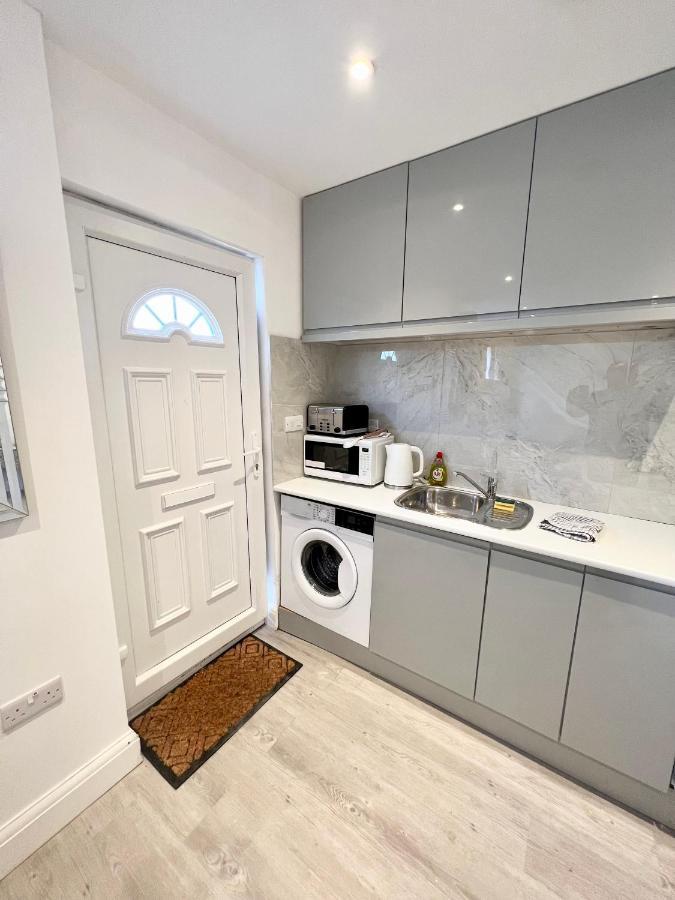 3 Cosy Homes Walking Distance To Mall With Parking Available To Book Separately 3 Bed House Or 1 Bed Or