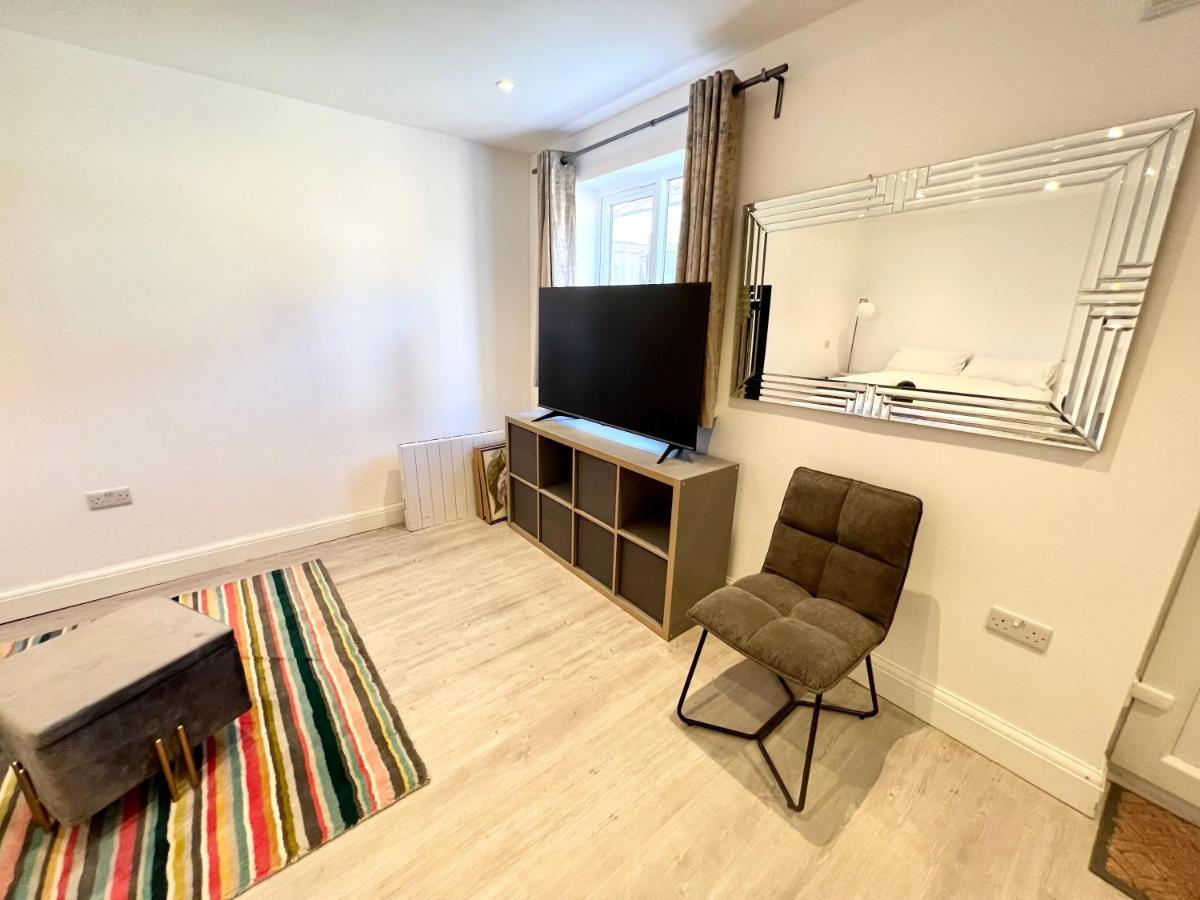 Сasa de vacaciones 3 Cosy Homes Walking Distance To Mall With Parking Available To Book Separately 3 Bed House Or 1 Bed Or
