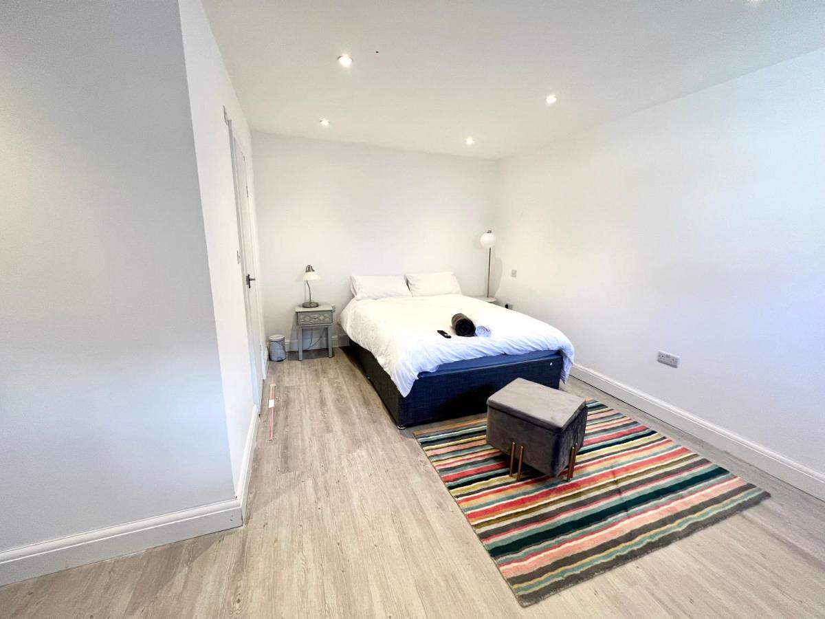3 Cosy Homes Walking Distance To Mall With Parking Available To Book Separately 3 Bed House Or 1 Bed Or Сasa de vacaciones