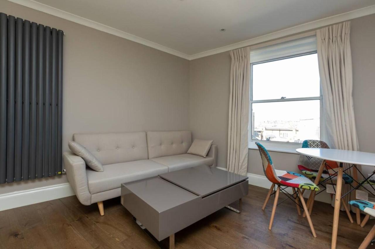 Spacious & Pristine 2bd Flat - Balham Apartment London