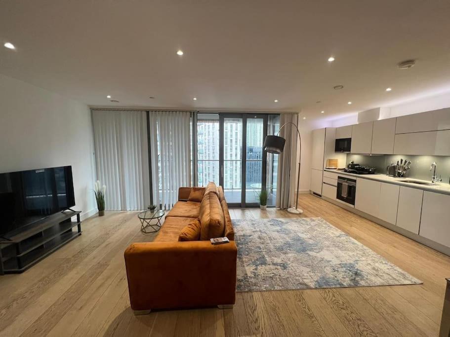Modern & Secure 3br 2ba In The Heart Of Crossharbour Londen