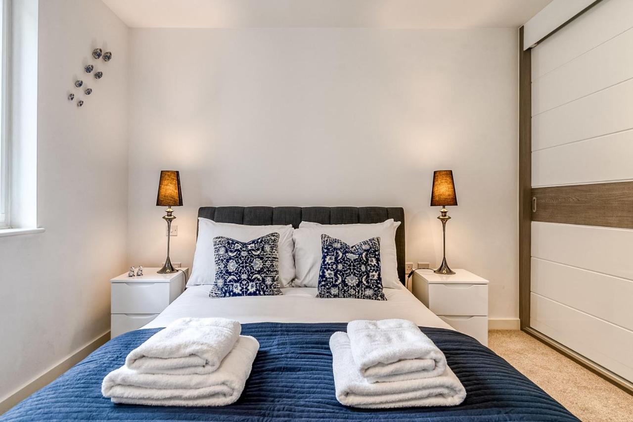 Modern Surrey Quays Flat London