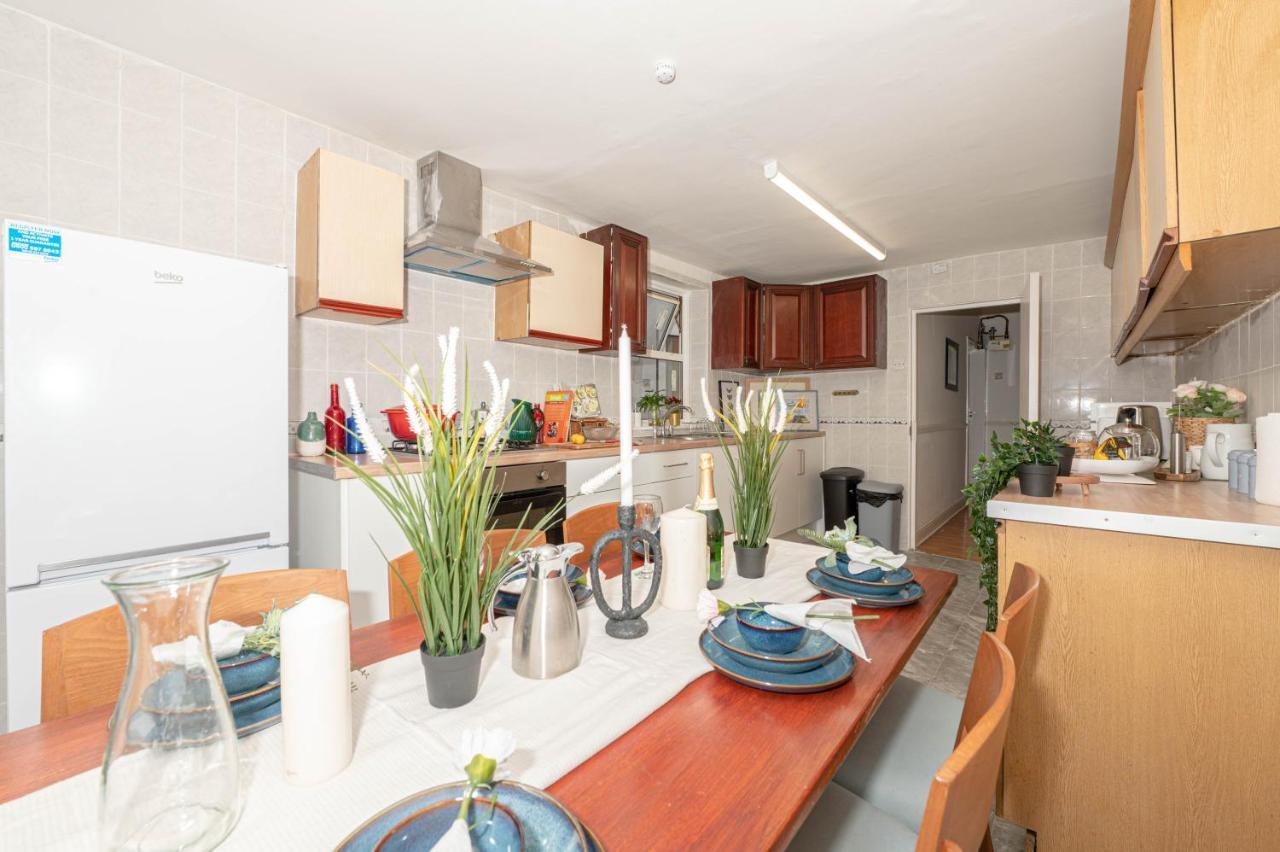 Xtra Large 4 Bedroom House, Near Excel, And 5 Walk To Train Station Ferienhaus *