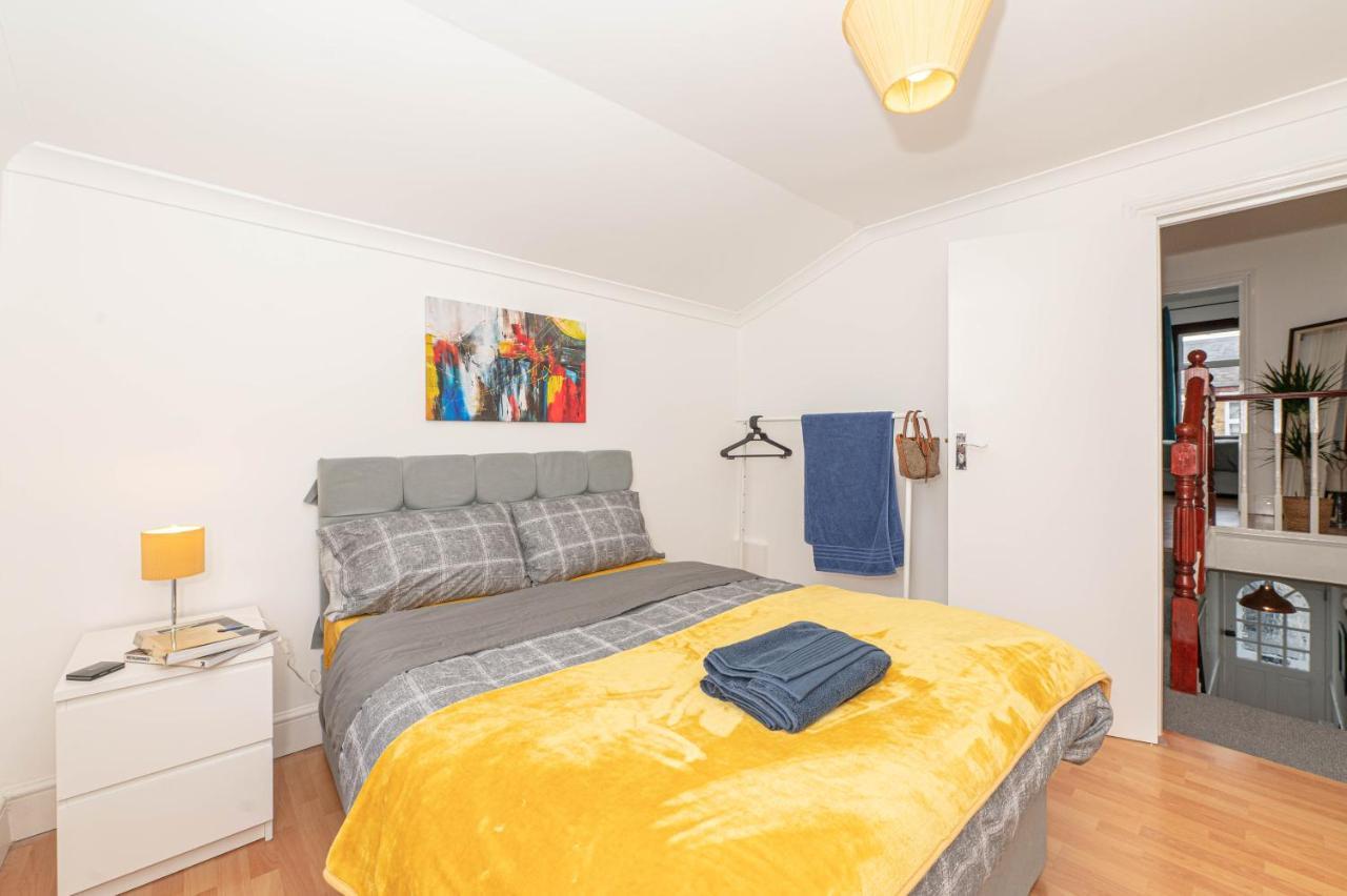 Xtra Large 4 Bedroom House, Near Excel, And 5 Walk To Train Station Ferienhaus *