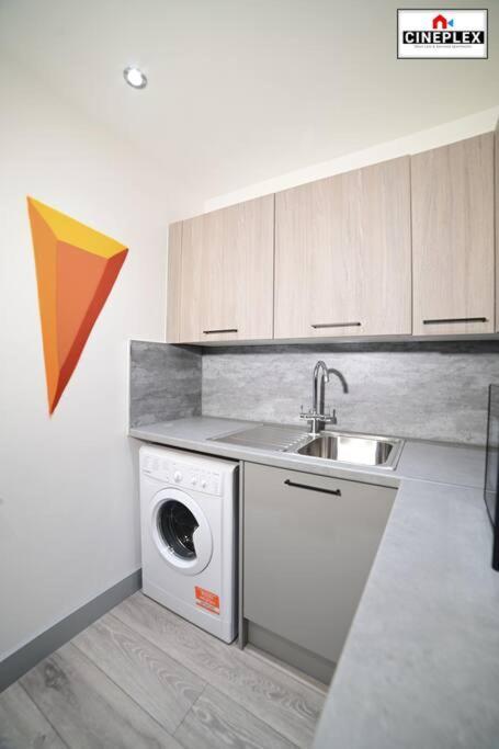Appartement Double Bed Studio Flat With Netflix Flat B Unit C2 Wifi Disney By Cineplex Short Lets Serviced *