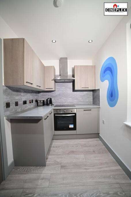 Double Bed Studio Flat With Netflix Flat B Unit C2 Wifi Disney By Cineplex Short Lets Serviced Appartement
