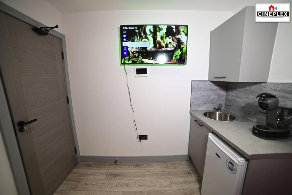 Appartement Double Bed Studio Flat With Netflix Flat B Unit C2 Wifi Disney By Cineplex Short Lets Serviced *