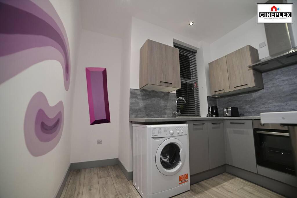 Double Bed Studio Flat With Netflix Flat B Unit C2 Wifi Disney By Cineplex Short Lets Serviced * Londen