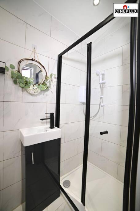 Double Bed Studio Flat With Netflix Flat B Unit C2 Wifi Disney By Cineplex Short Lets Serviced Appartement