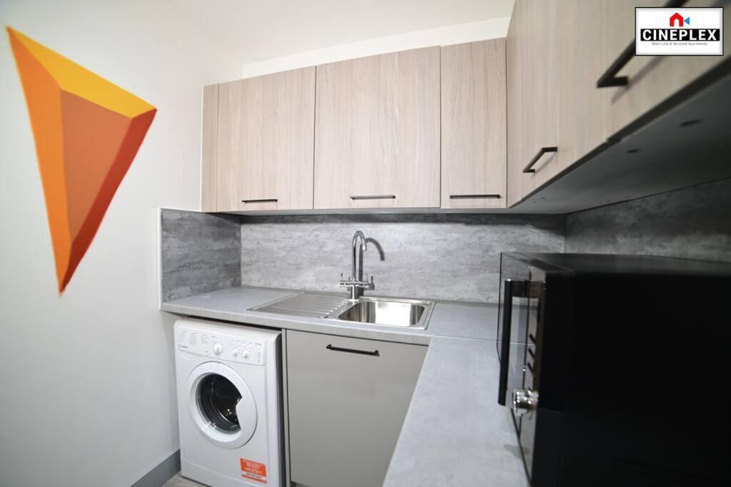 Double Bed Studio Flat With Netflix Flat B Unit C2 Wifi Disney By Cineplex Short Lets Serviced Appartement *