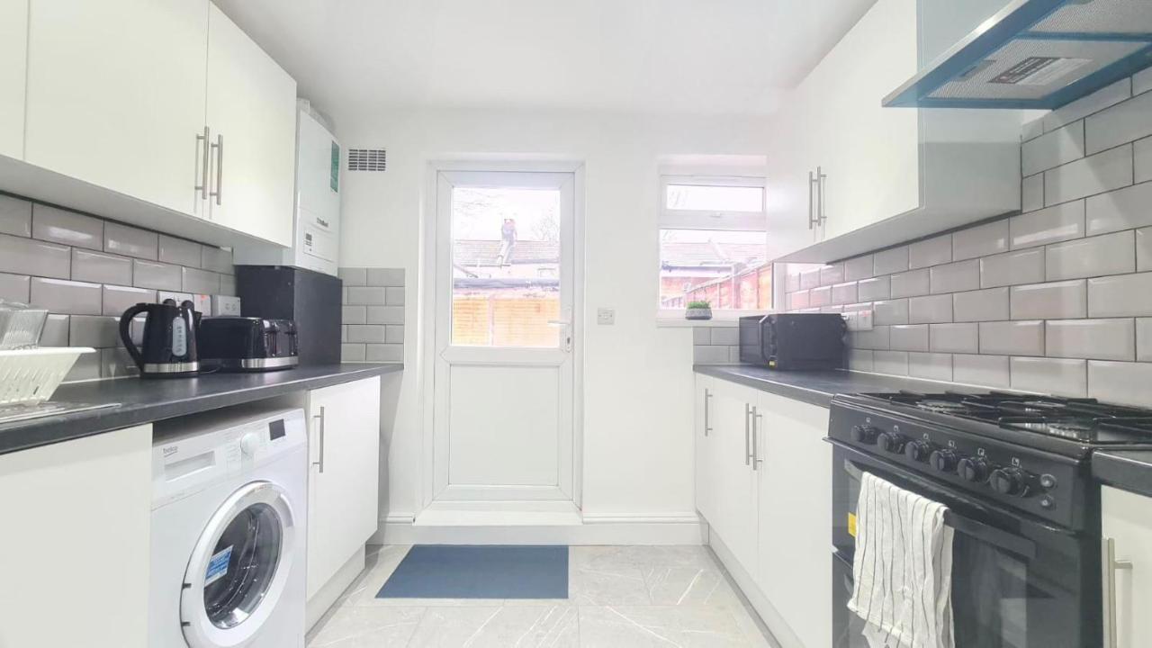 Spacious In Manor Park * London