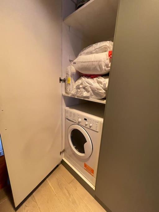 Pillow Menu! 1 Bed Garden Flat Finsbury Park * Londen