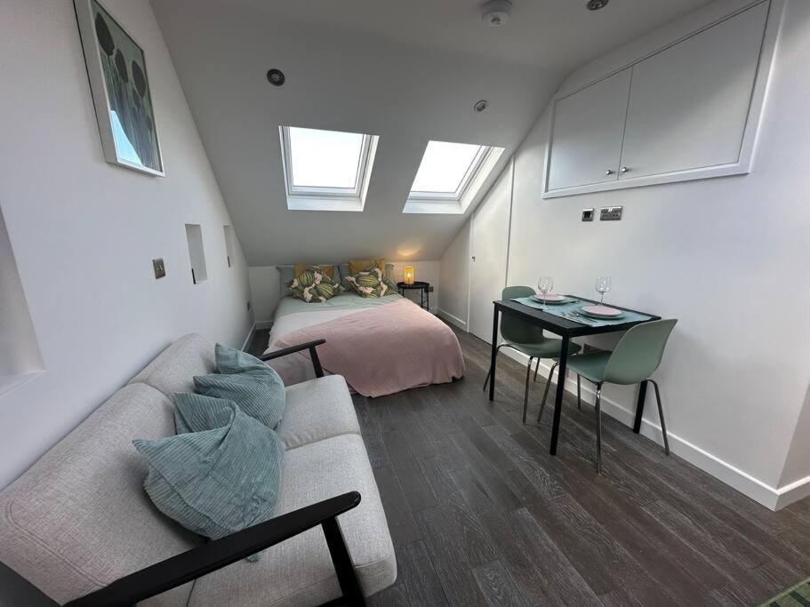 Lovely New Decor Studio - 4 The Southwell London