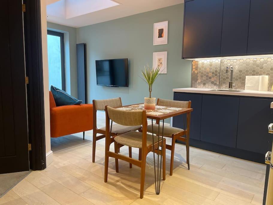 Pillow Menu! 1 Bed Garden Flat Finsbury Park Londen