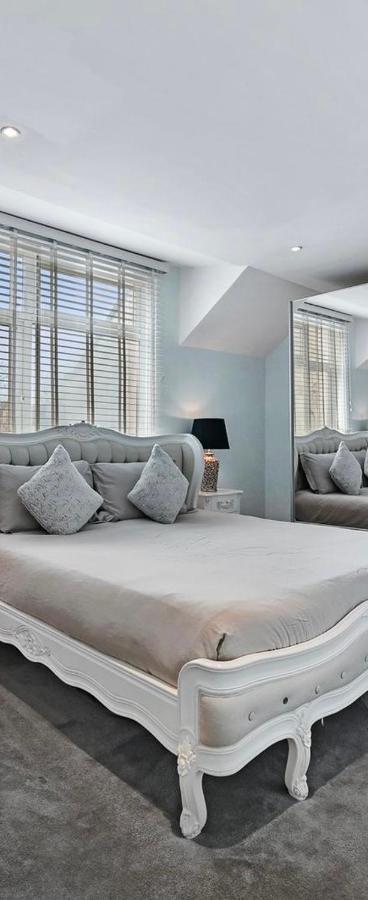 Hampstead Opulence - Luxurious Split Level * Londen