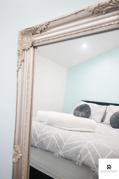 Weekly & Monthly - Beautiful 2 Bed House With Free Parking - Relocation, Business & Group - 5 Guests - By Den Short Lets & Serviced Accommodation, Woolwich