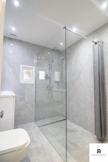 Weekly & Monthly - Beautiful 2 Bed House With Free Parking - Relocation, Business & Group - 5 Guests - By Den Short Lets & Serviced Accommodation, Woolwich Appartement *