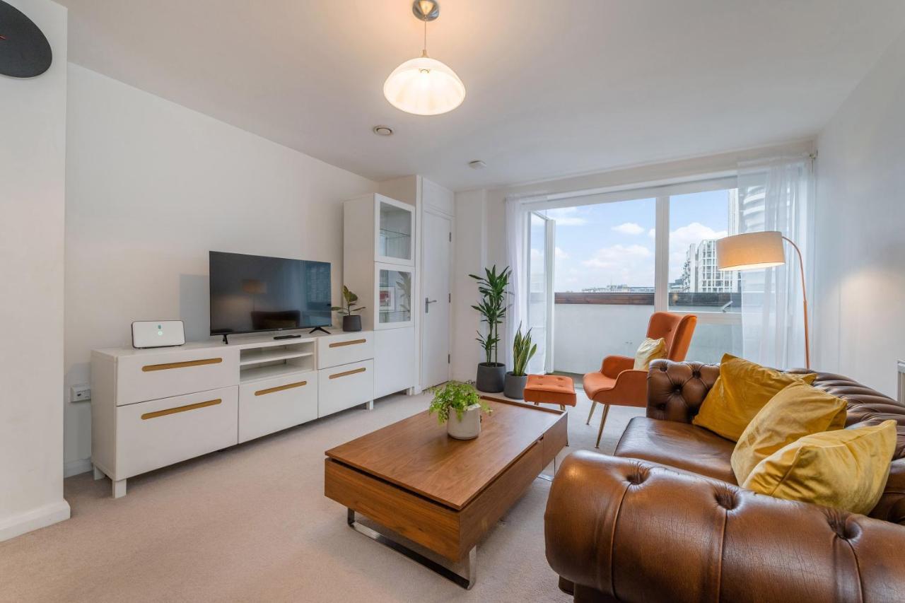Apartment Kensington Luxury Retreat: Spacious 2-bedroom With Prime Location London