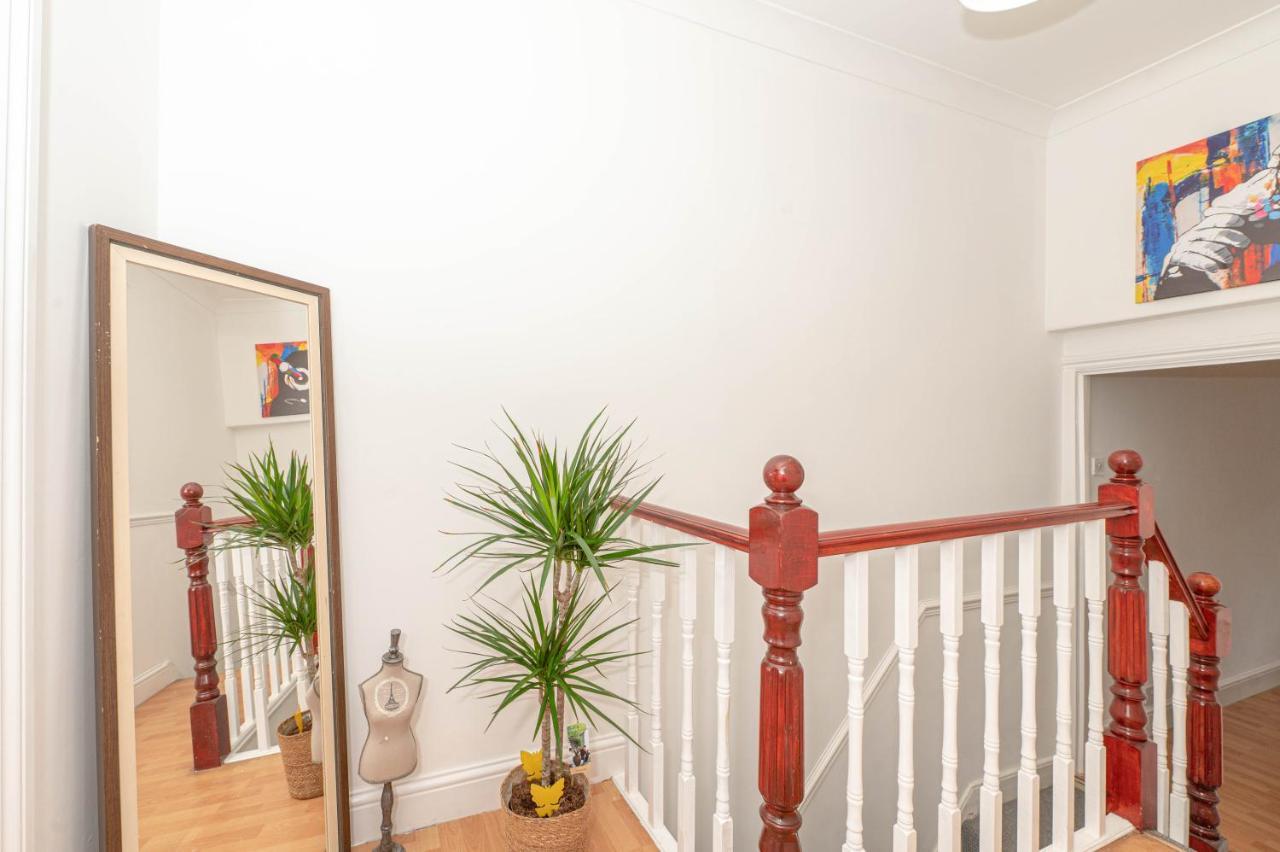 Xtra Large 4 Bedroom House, Near Excel, And 5 Walk To Train Station Ferienhaus