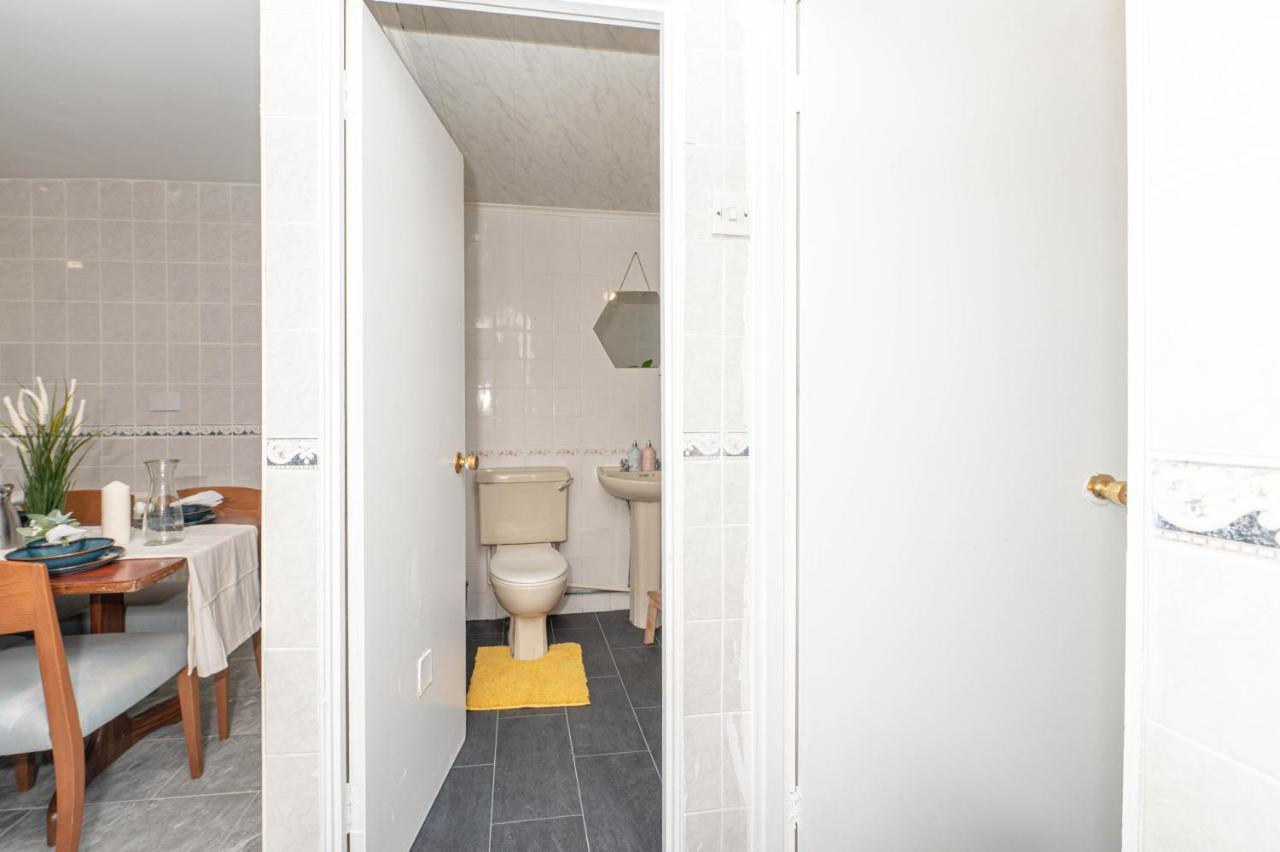Xtra Large 4 Bedroom House, Near Excel, And 5 Walk To Train Station Ferienhaus London