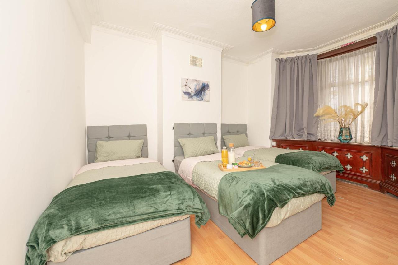 Ferienhaus Xtra Large 4 Bedroom House, Near Excel, And 5 Walk To Train Station