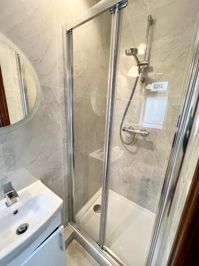 3 Cosy Homes Walking Distance To Mall With Parking Available To Book Separately 3 Bed House Or 1 Bed Or Сasa de vacaciones Londres