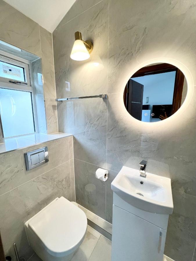 3 Cosy Homes Walking Distance To Mall With Parking Available To Book Separately 3 Bed House Or 1 Bed Or Сasa de vacaciones